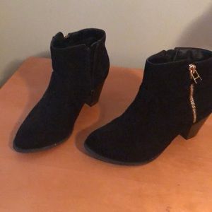 Black boot heels with zipper